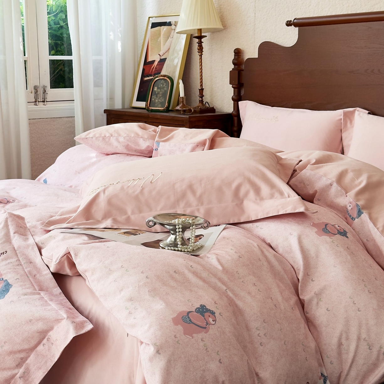 91家纺网 家纺一手货源 找家纺 由丽家纺 2025新款亲肤全棉纯棉磨毛印加绣四件套 幸福熊-粉