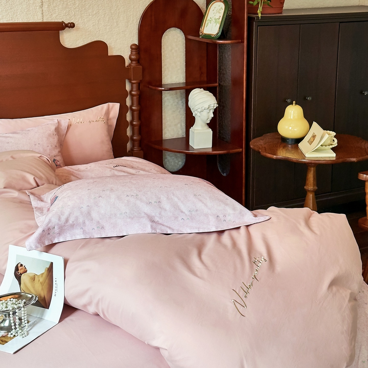 91家纺网 家纺一手货源 找家纺 由丽家纺 2025新款亲肤全棉纯棉磨毛印加绣四件套 幸福熊-粉