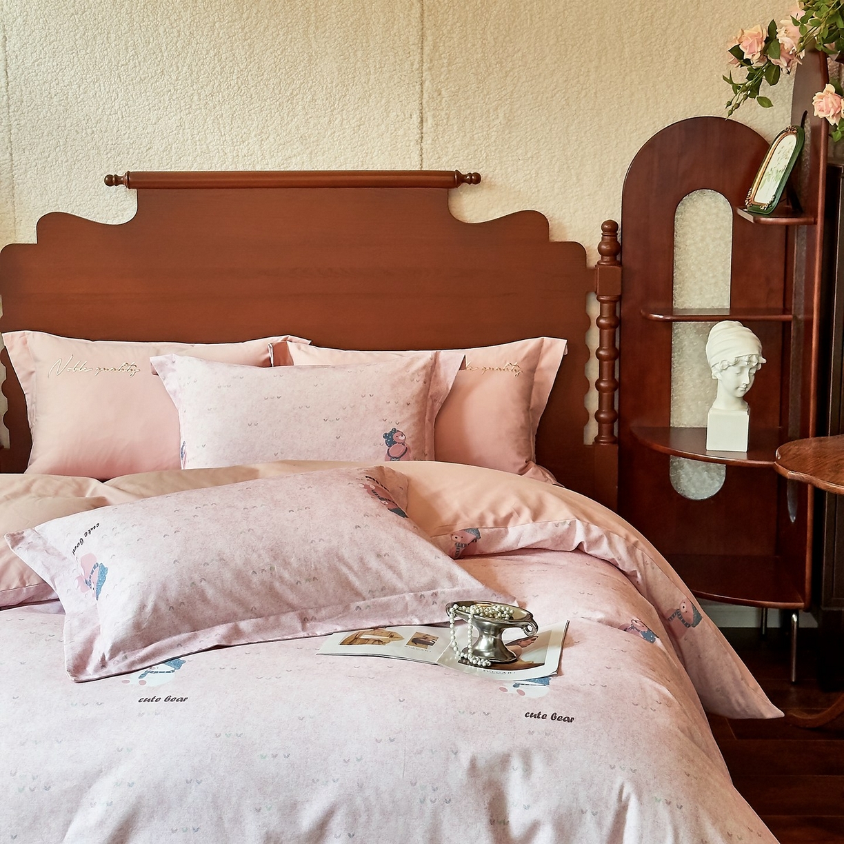 91家纺网 家纺一手货源 找家纺 由丽家纺 2025新款亲肤全棉纯棉磨毛印加绣四件套 幸福熊-粉