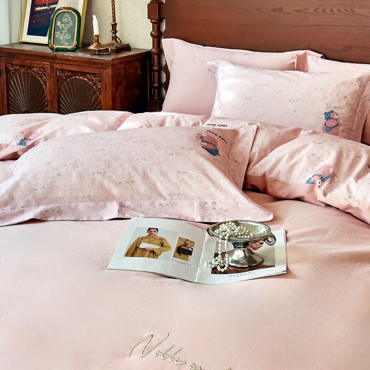 91家纺网 家纺一手货源 找家纺 由丽家纺 2025新款亲肤全棉纯棉磨毛印加绣四件套 幸福熊-粉