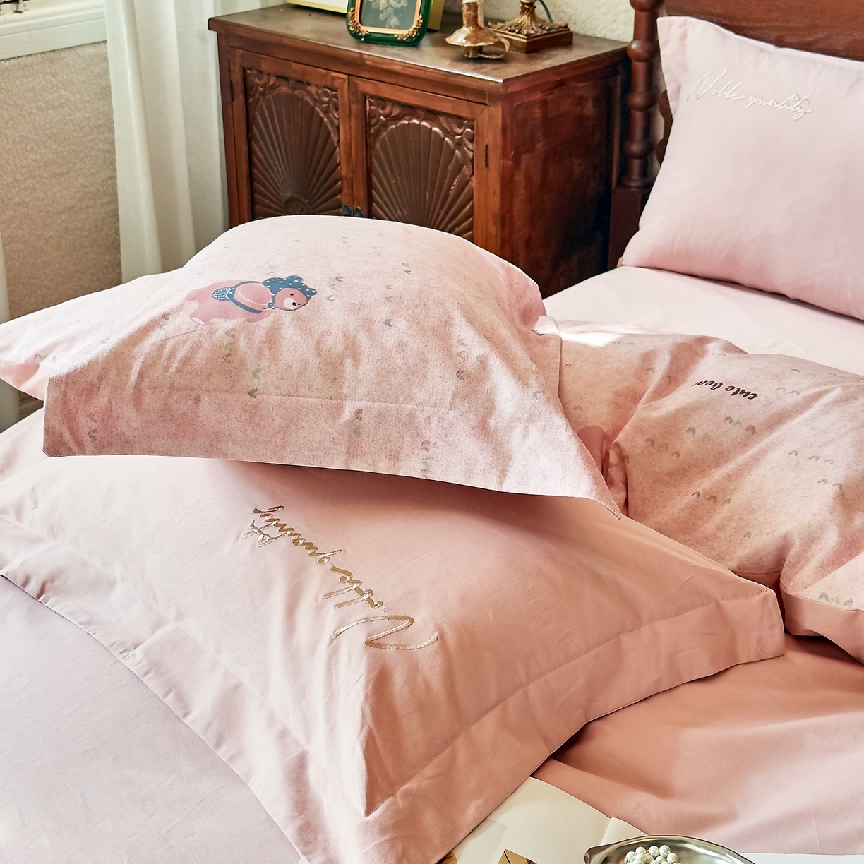 91家纺网 家纺一手货源 找家纺 由丽家纺 2025新款亲肤全棉纯棉磨毛印加绣四件套 幸福熊-粉