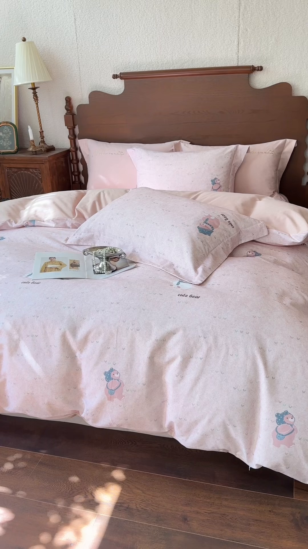 91家纺网 家纺一手货源 找家纺 由丽家纺 2025新款亲肤全棉纯棉磨毛印加绣四件套 幸福熊-粉