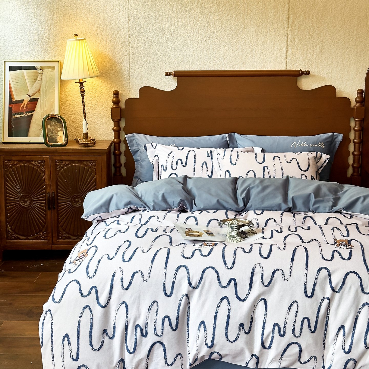 91家纺网 家纺一手货源 找家纺 由丽家纺 2025新款亲肤全棉纯棉磨毛印加绣四件套 幸运熊-蓝