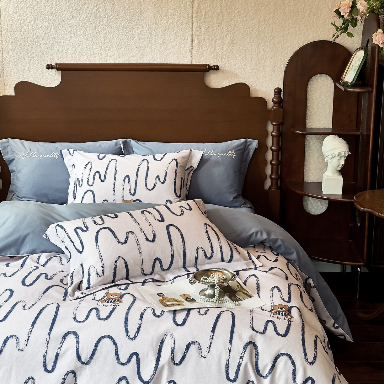 91家纺网 家纺一手货源 找家纺 由丽家纺 2025新款亲肤全棉纯棉磨毛印加绣四件套 幸运熊-蓝