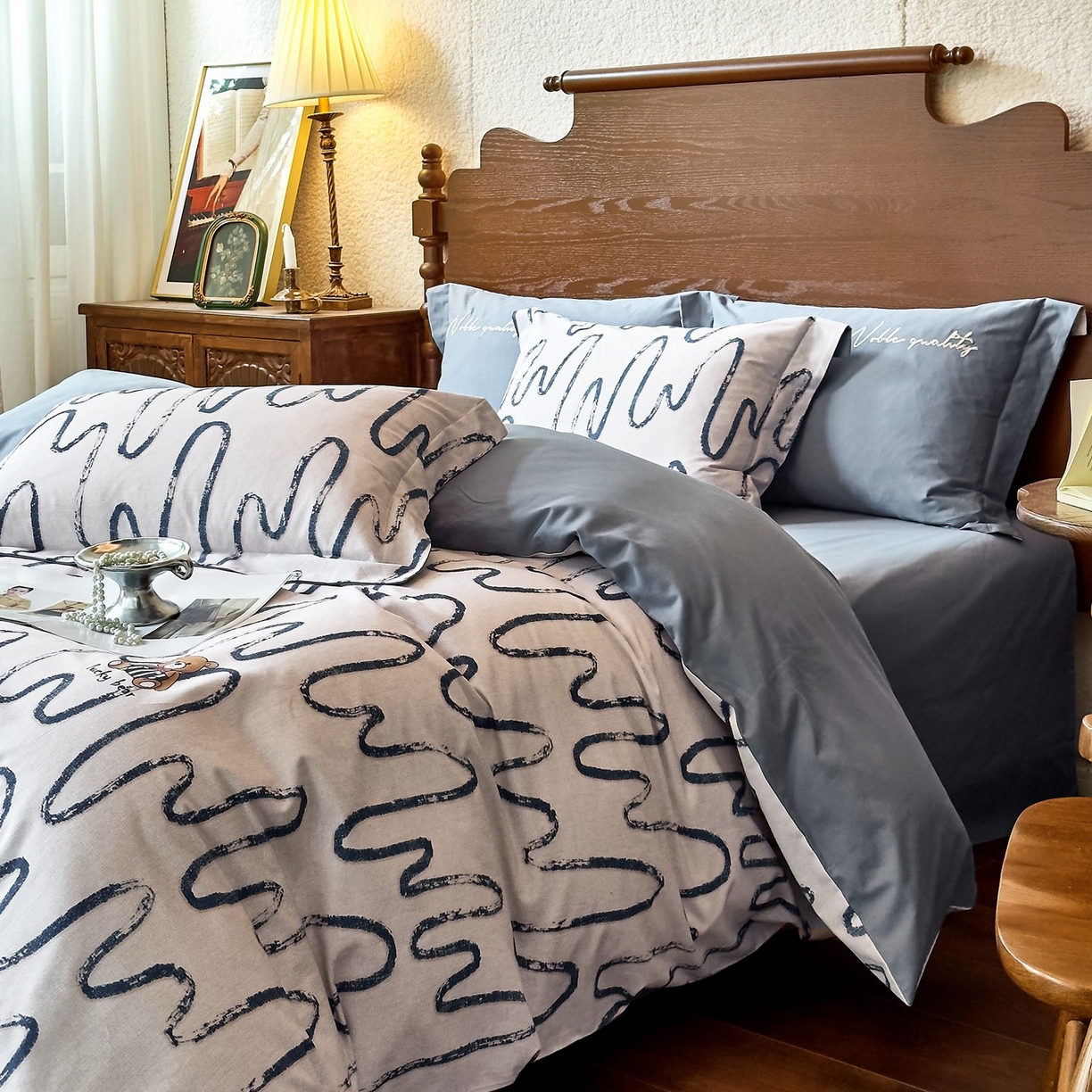 91家纺网 家纺一手货源 找家纺 由丽家纺 2025新款亲肤全棉纯棉磨毛印加绣四件套 幸运熊-蓝