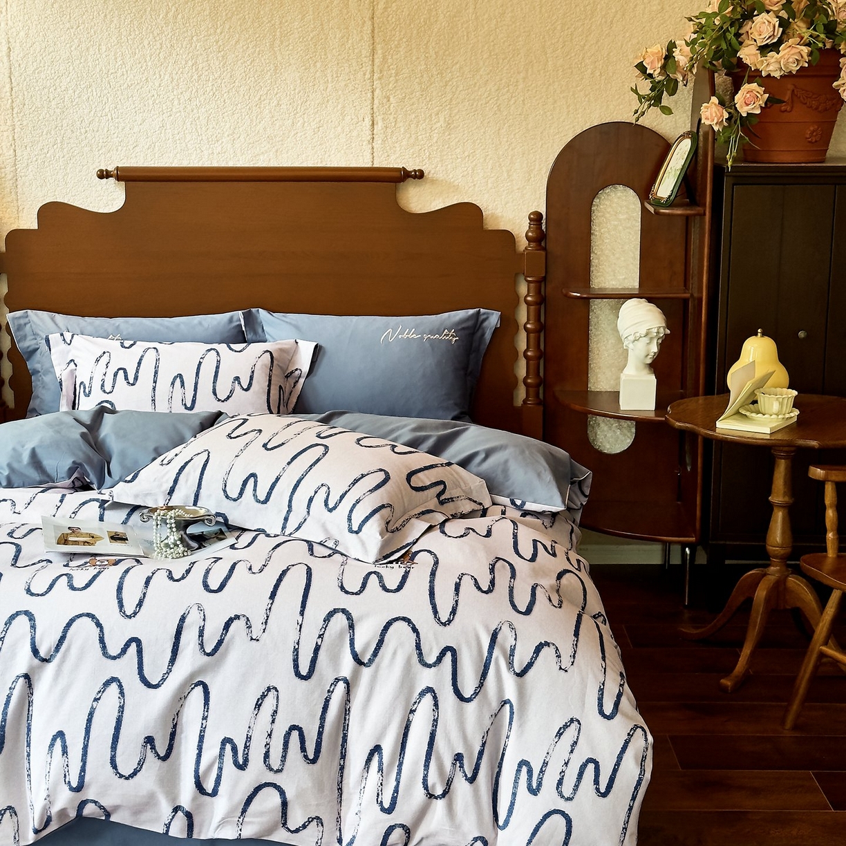 91家纺网 家纺一手货源 找家纺 由丽家纺 2025新款亲肤全棉纯棉磨毛印加绣四件套 幸运熊-蓝