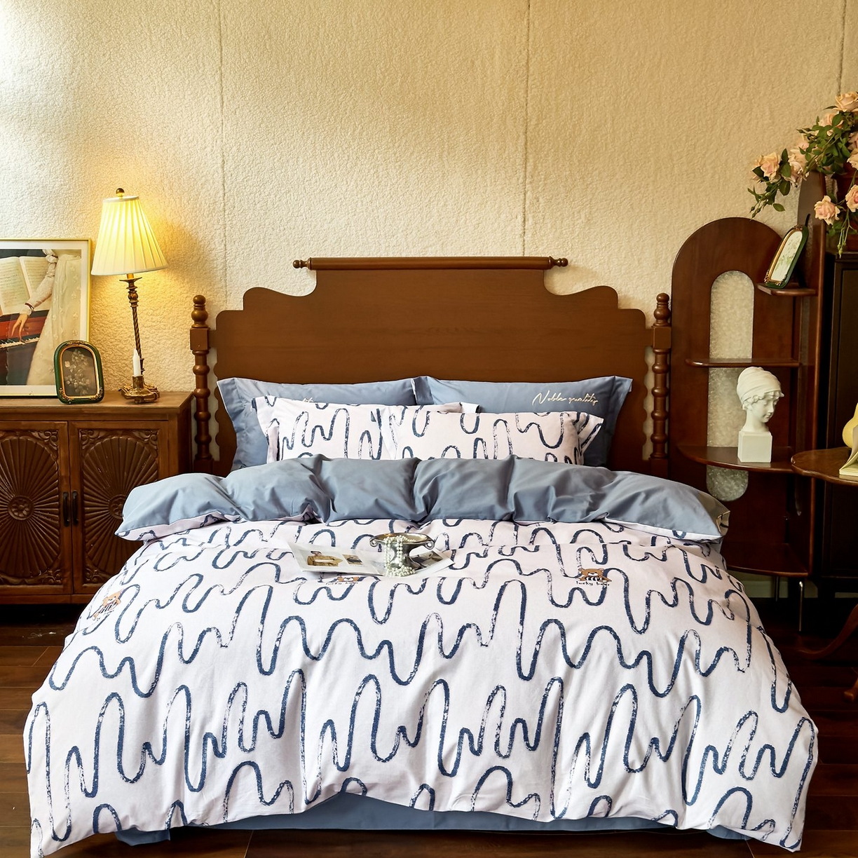 91家纺网 家纺一手货源 找家纺 由丽家纺 2025新款亲肤全棉纯棉磨毛印加绣四件套 幸运熊-蓝