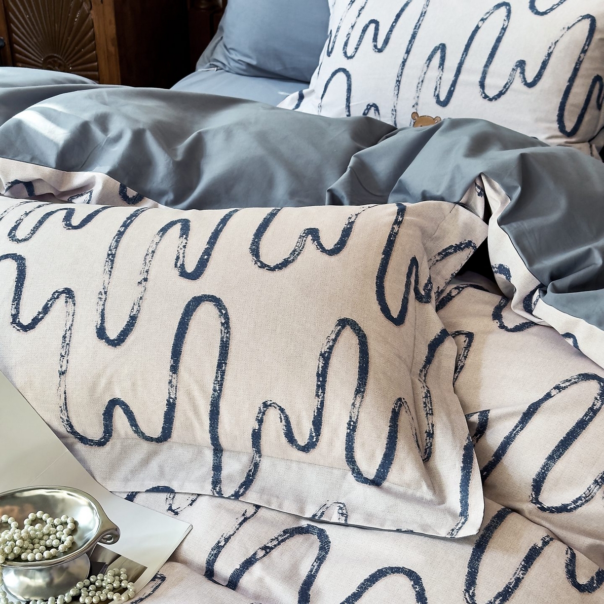 91家纺网 家纺一手货源 找家纺 由丽家纺 2025新款亲肤全棉纯棉磨毛印加绣四件套 幸运熊-蓝