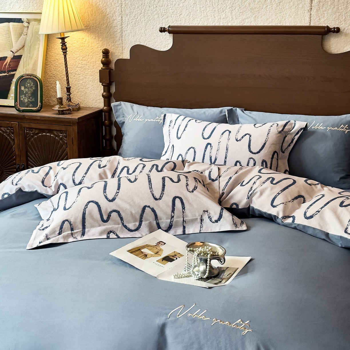 91家纺网 家纺一手货源 找家纺 由丽家纺 2025新款亲肤全棉纯棉磨毛印加绣四件套 幸运熊-蓝