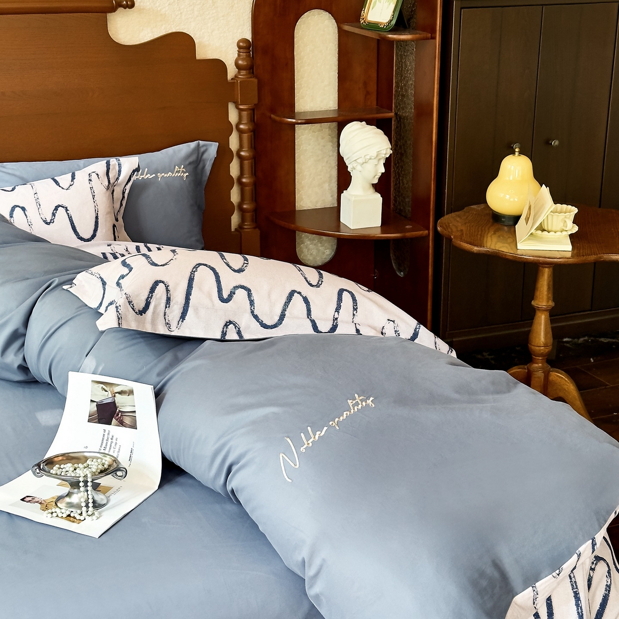 91家纺网 家纺一手货源 找家纺 由丽家纺 2025新款亲肤全棉纯棉磨毛印加绣四件套 幸运熊-蓝