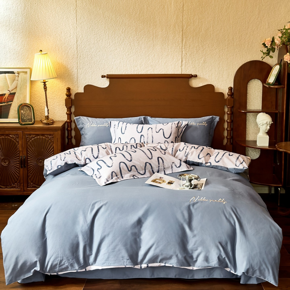 91家纺网 家纺一手货源 找家纺 由丽家纺 2025新款亲肤全棉纯棉磨毛印加绣四件套 幸运熊-蓝