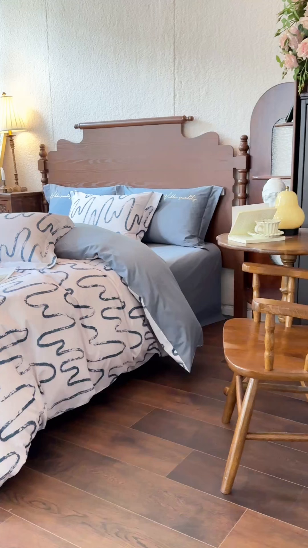 91家纺网 家纺一手货源 找家纺 由丽家纺 2025新款亲肤全棉纯棉磨毛印加绣四件套 幸运熊-蓝