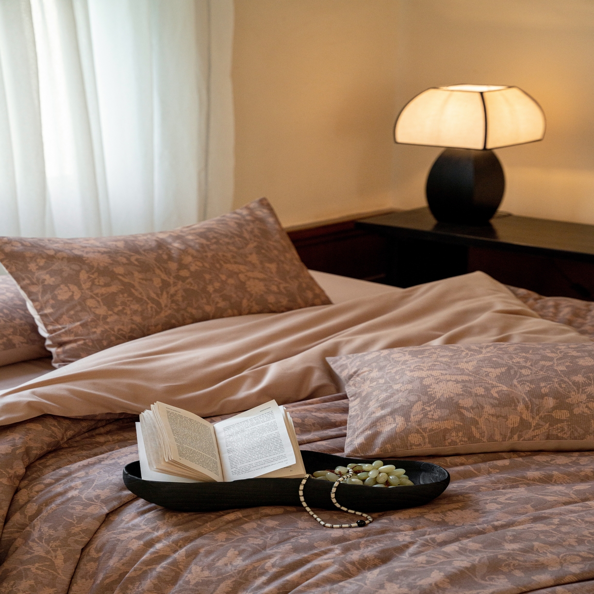 91家纺网 家纺一手货源 找家纺 眷恋家纺 2025新款全棉贡缎磨毛数码印花四件套 莳萝-咖