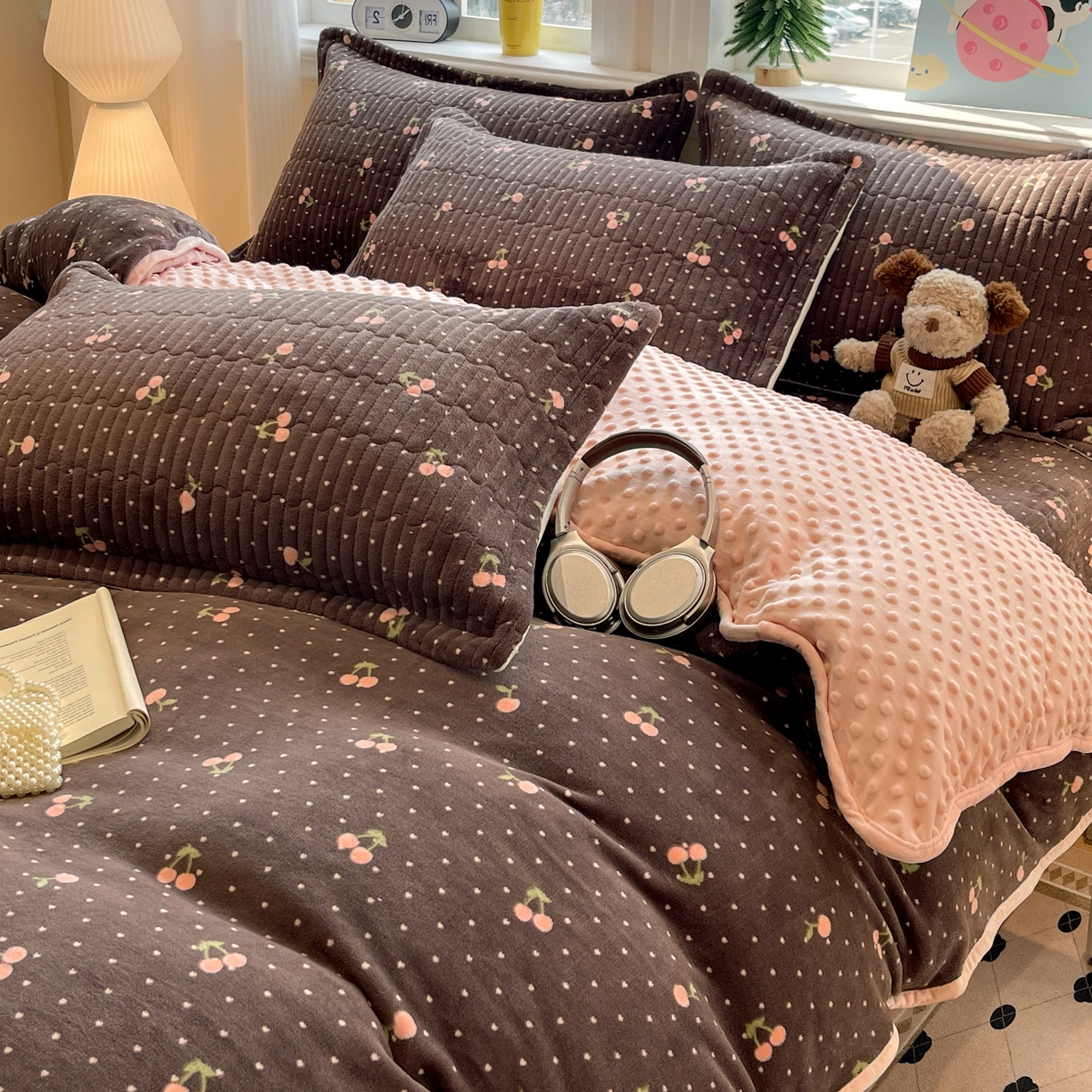 91家纺网 家纺一手货源 找家纺 元熙 2025新款印花小清新韩国绒牛奶绒豆豆床盖四件套 爱心樱桃