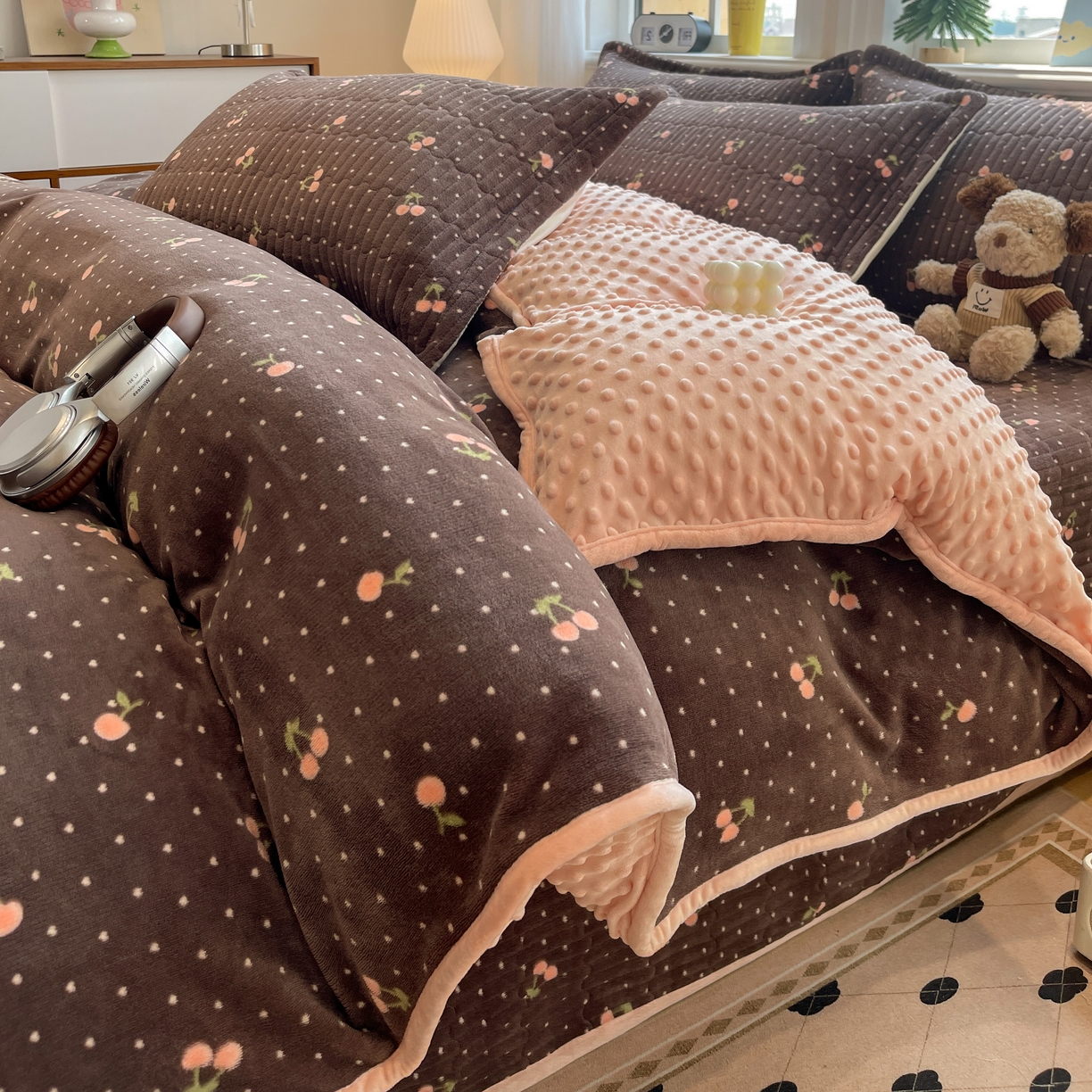 91家纺网 家纺一手货源 找家纺 元熙 2025新款印花小清新韩国绒牛奶绒豆豆床盖四件套 爱心樱桃