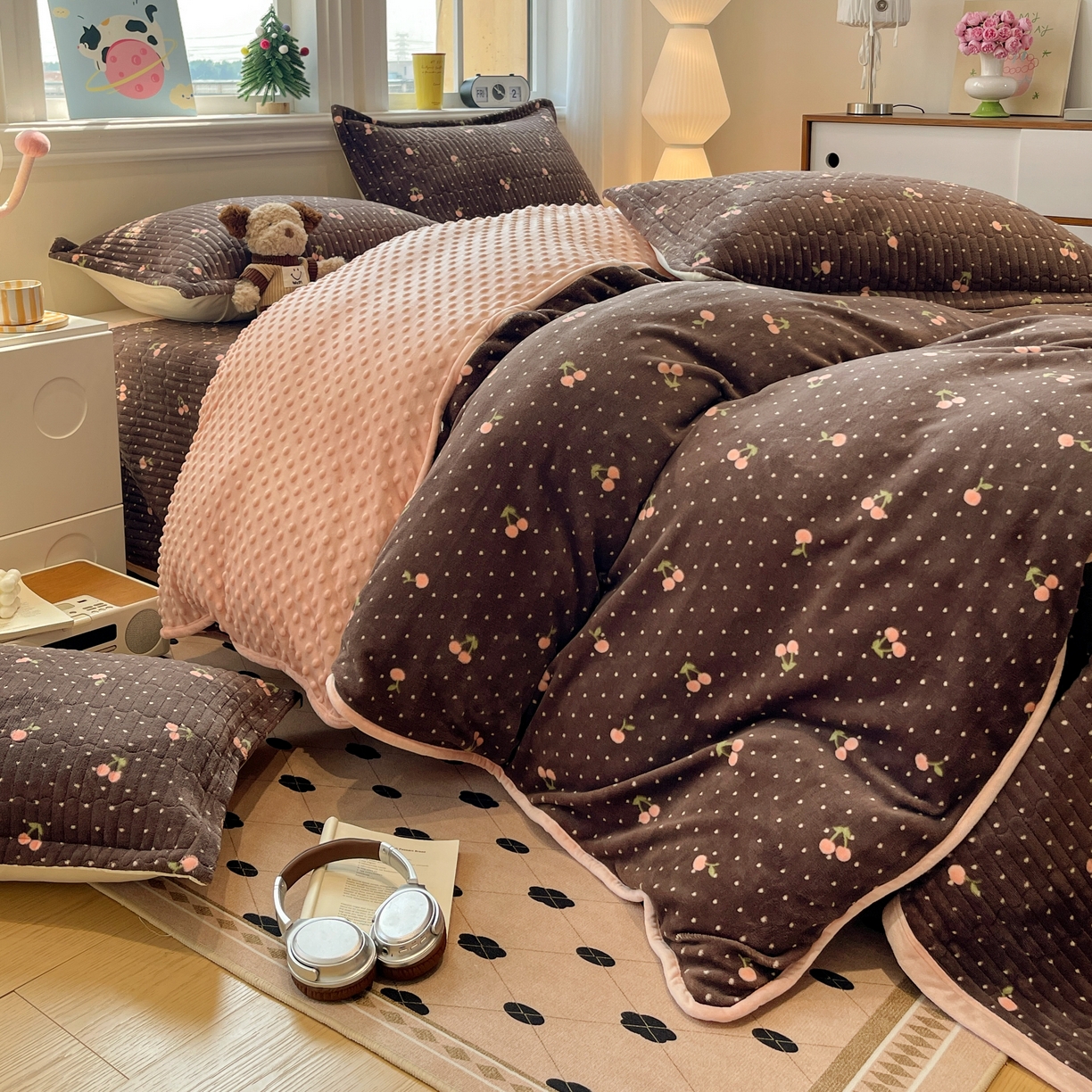 91家纺网 家纺一手货源 找家纺 元熙 2025新款印花小清新韩国绒牛奶绒豆豆床盖四件套 爱心樱桃