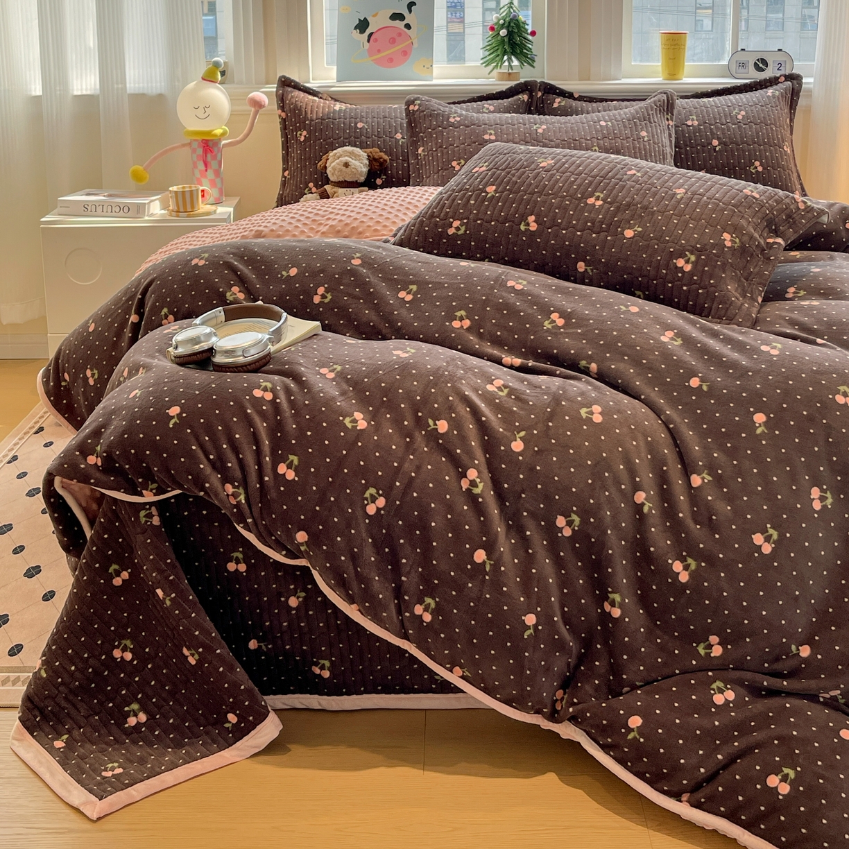 91家纺网 家纺一手货源 找家纺 元熙 2025新款印花小清新韩国绒牛奶绒豆豆床盖四件套 爱心樱桃