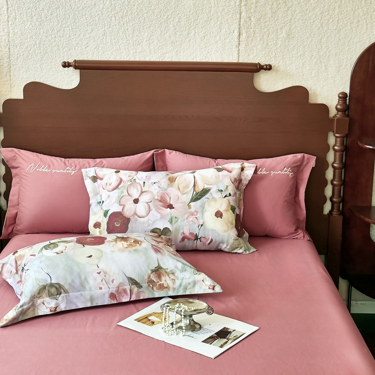 91家纺网 家纺一手货源 找家纺 由丽家纺 2025新款亲肤全棉纯棉磨毛印加绣四件套 鸢香-红