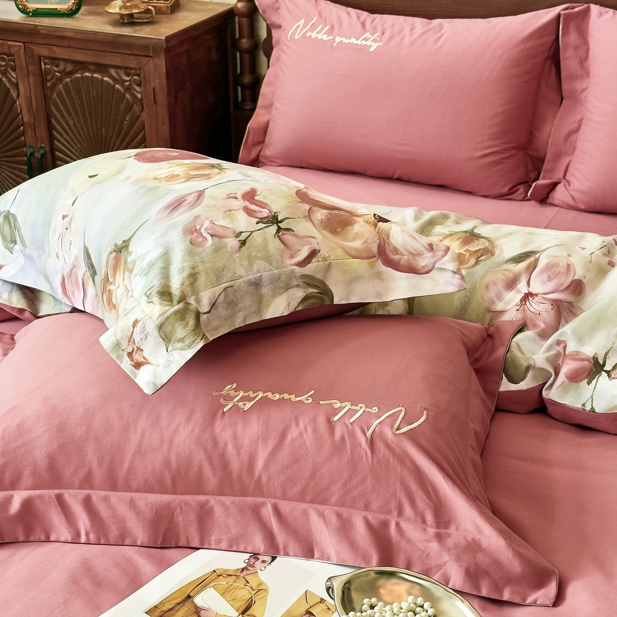 91家纺网 家纺一手货源 找家纺 由丽家纺 2025新款亲肤全棉纯棉磨毛印加绣四件套 鸢香-红