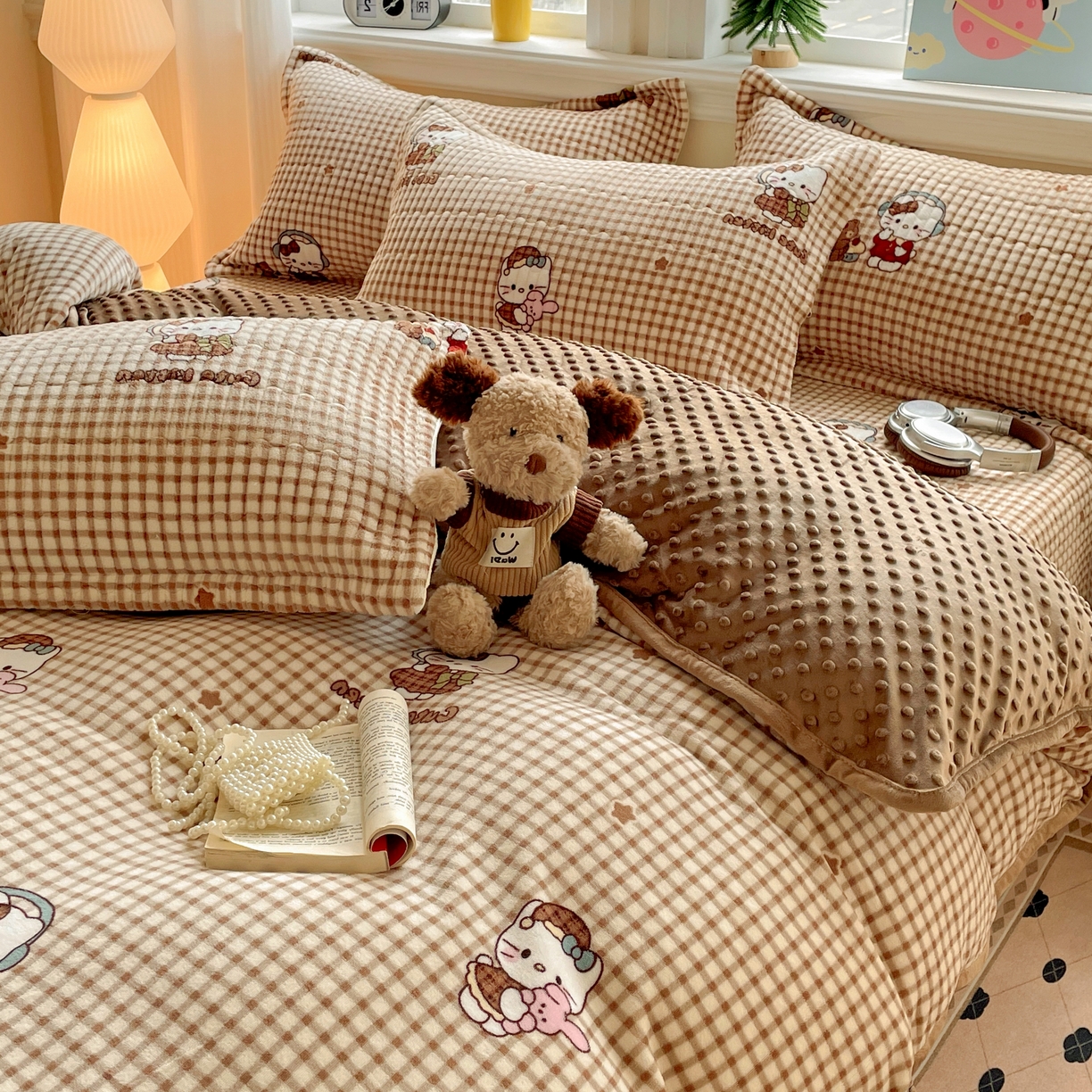 91家纺网 家纺一手货源 找家纺 元熙 2025新款印花小清新韩国绒牛奶绒豆豆床盖四件套 美拉德猫