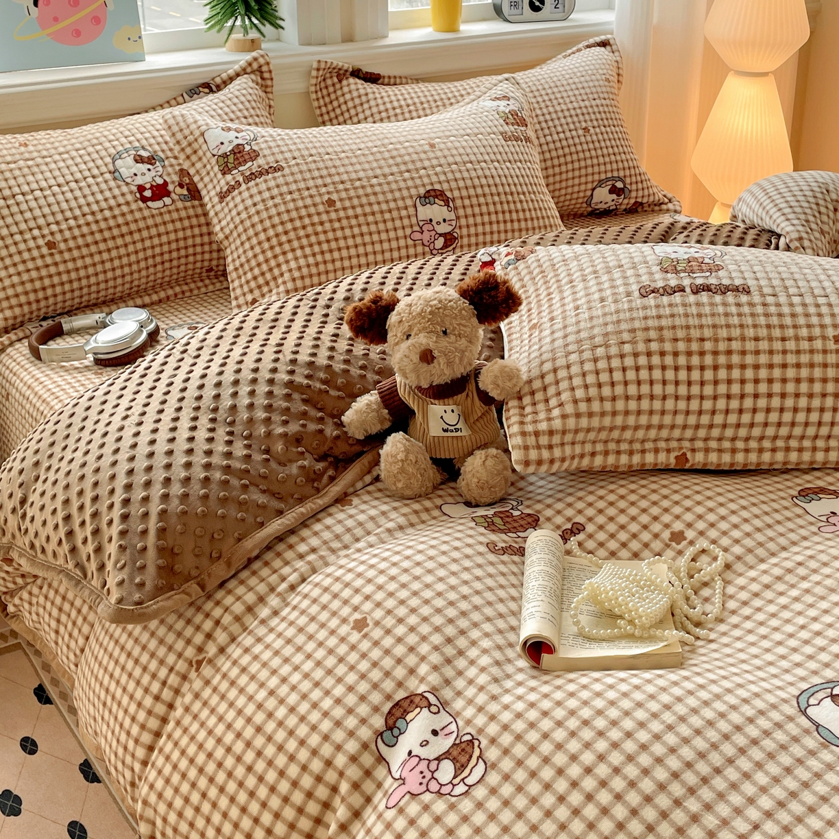 91家纺网 家纺一手货源 找家纺 元熙 2025新款印花小清新韩国绒牛奶绒豆豆床盖四件套 美拉德猫