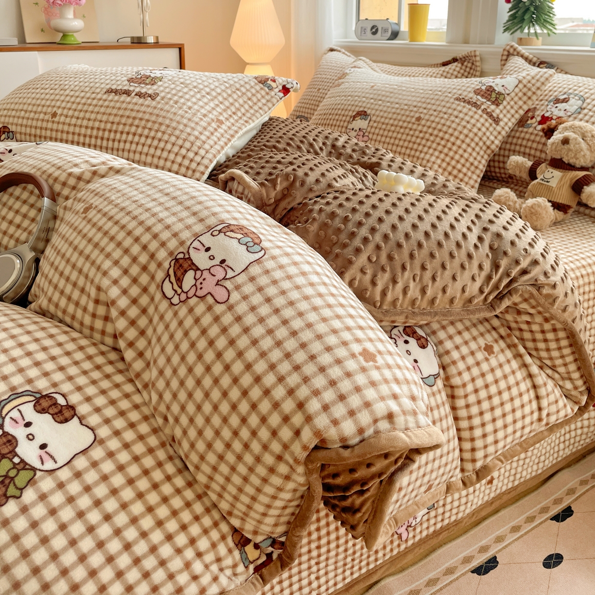 91家纺网 家纺一手货源 找家纺 元熙 2025新款印花小清新韩国绒牛奶绒豆豆床盖四件套 美拉德猫