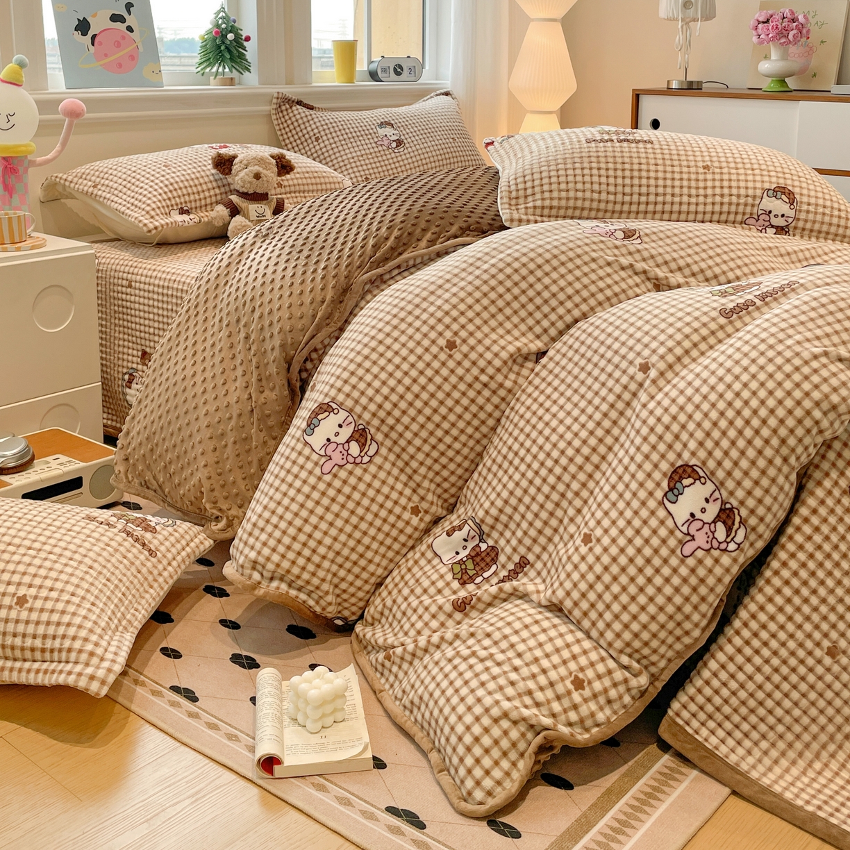 91家纺网 家纺一手货源 找家纺 元熙 2025新款印花小清新韩国绒牛奶绒豆豆床盖四件套 美拉德猫