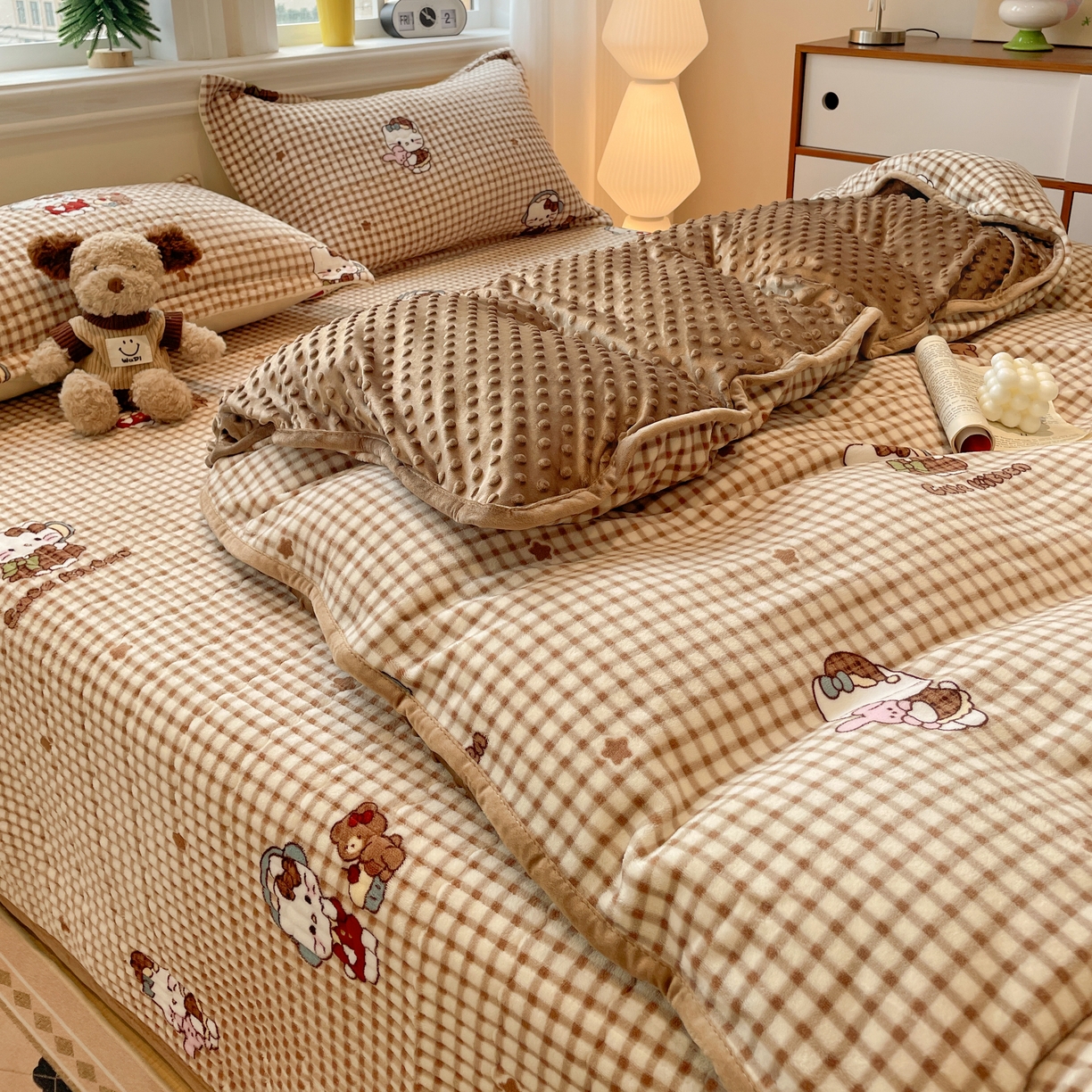 91家纺网 家纺一手货源 找家纺 元熙 2025新款印花小清新韩国绒牛奶绒豆豆床盖四件套 美拉德猫