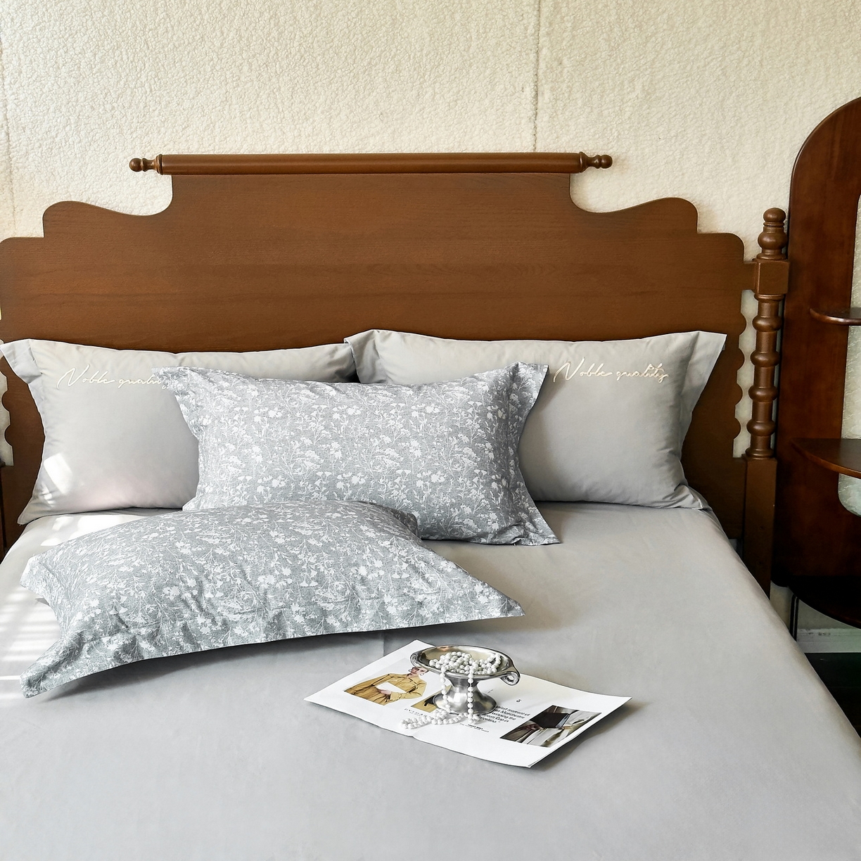 91家纺网 家纺一手货源 找家纺 由丽家纺 2025新款亲肤全棉纯棉磨毛印加绣四件套 枝韵-灰