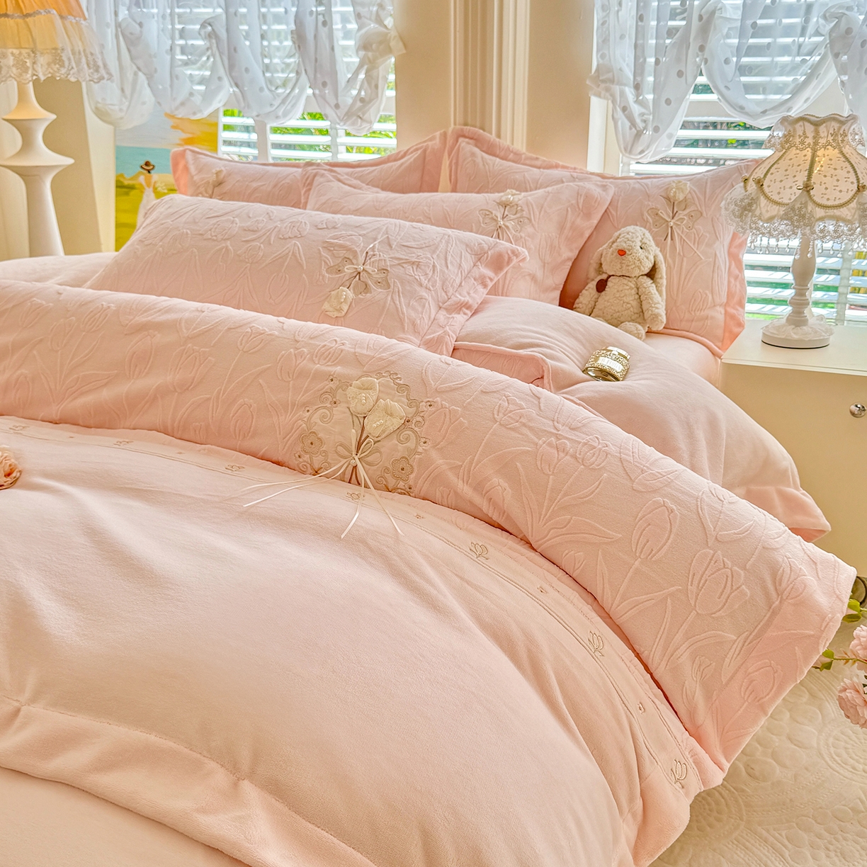 91家纺网 家纺一手货源 找家纺 艾唯希家纺 2025新款韩版全消光雕花绒工艺四件套牛奶绒-郁金之恋 郁金之恋-粉