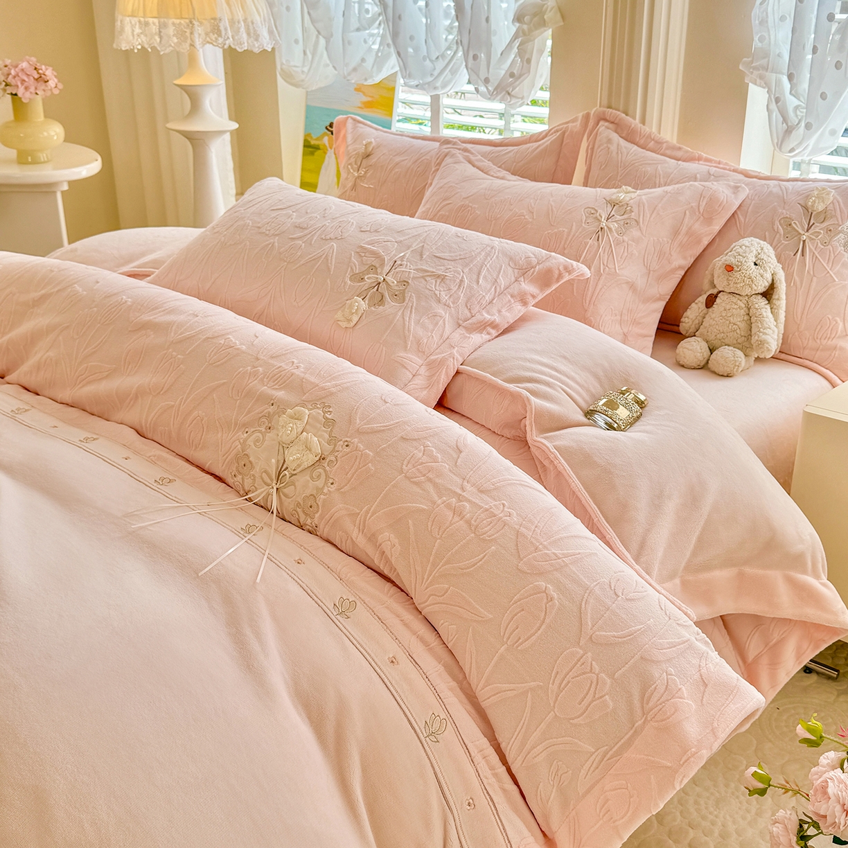 91家纺网 家纺一手货源 找家纺 艾唯希家纺 2025新款韩版全消光雕花绒工艺四件套牛奶绒-郁金之恋 郁金之恋-粉