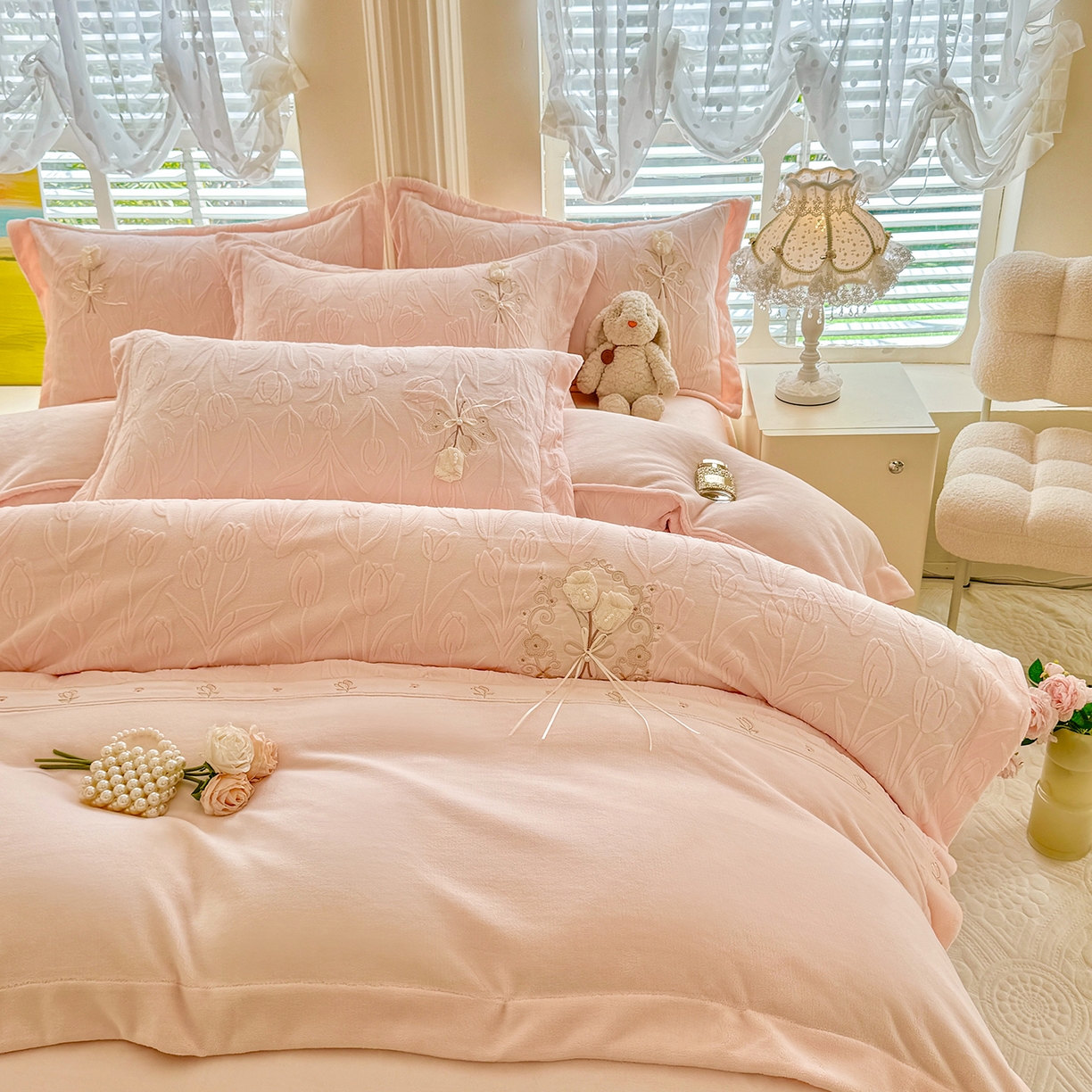 91家纺网 家纺一手货源 找家纺 艾唯希家纺 2025新款韩版全消光雕花绒工艺四件套牛奶绒-郁金之恋 郁金之恋-粉