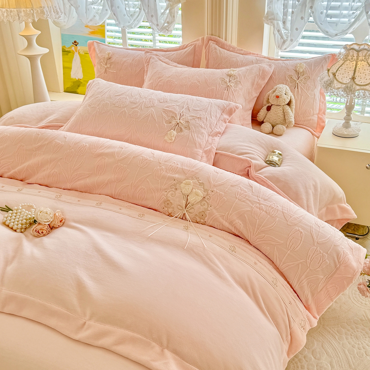 91家纺网 家纺一手货源 找家纺 艾唯希家纺 2025新款韩版全消光雕花绒工艺四件套牛奶绒-郁金之恋 郁金之恋-粉