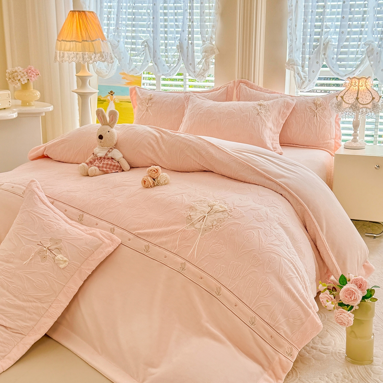 91家纺网 家纺一手货源 找家纺 艾唯希家纺 2025新款韩版全消光雕花绒工艺四件套牛奶绒-郁金之恋 郁金之恋-粉