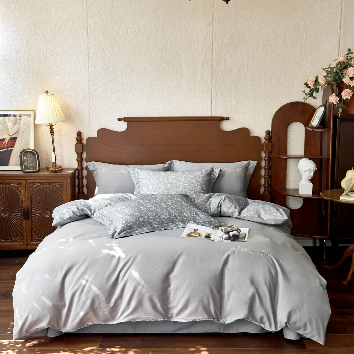 91家纺网 家纺一手货源 找家纺 由丽家纺 2025新款亲肤全棉纯棉磨毛印加绣四件套 枝韵-灰