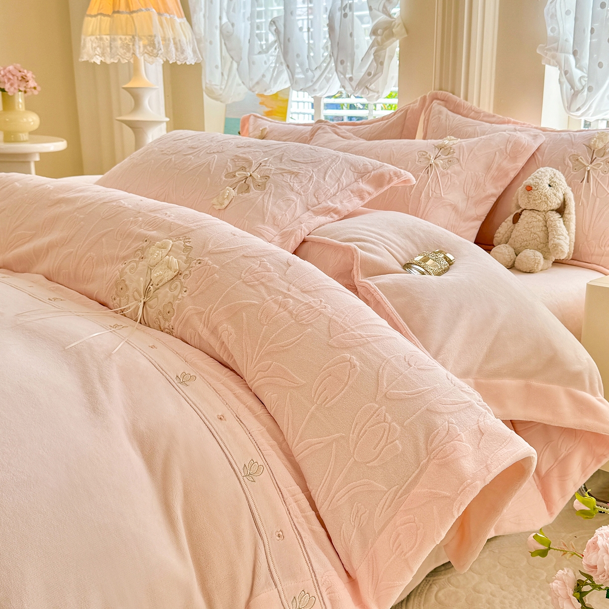 91家纺网 家纺一手货源 找家纺 艾唯希家纺 2025新款韩版全消光雕花绒工艺四件套牛奶绒-郁金之恋 郁金之恋-粉