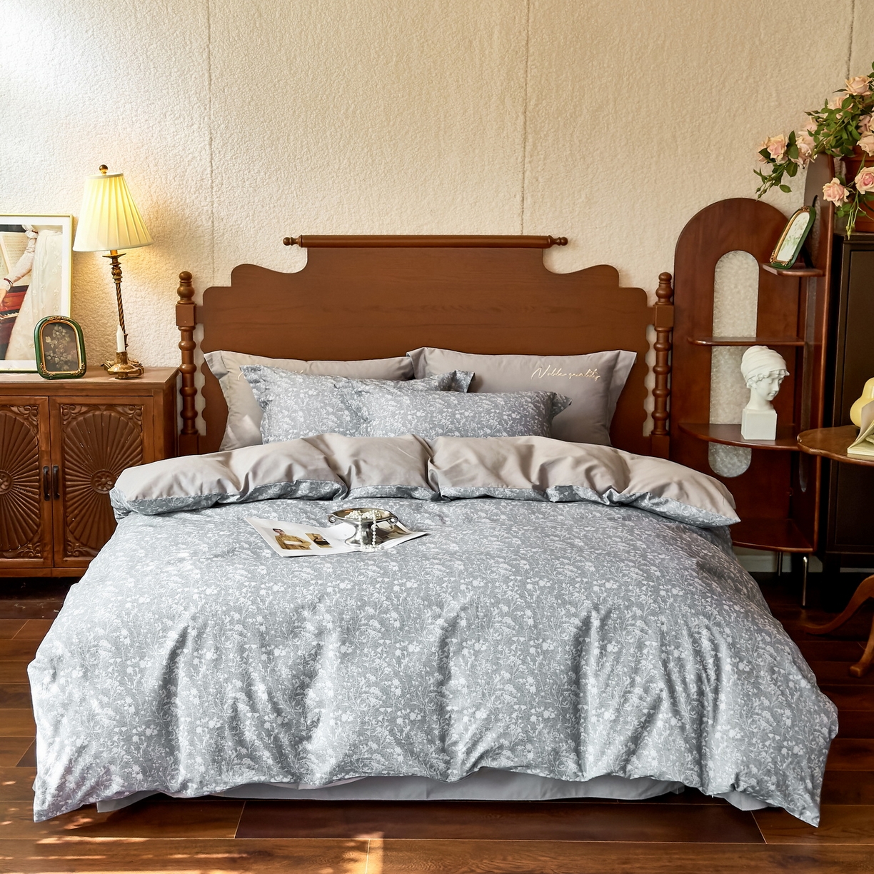 91家纺网 家纺一手货源 找家纺 由丽家纺 2025新款亲肤全棉纯棉磨毛印加绣四件套 枝韵-灰