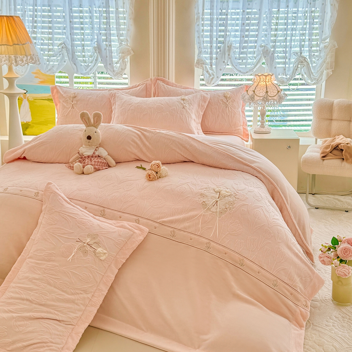 91家纺网 家纺一手货源 找家纺 艾唯希家纺 2025新款韩版全消光雕花绒工艺四件套牛奶绒-郁金之恋 郁金之恋-粉