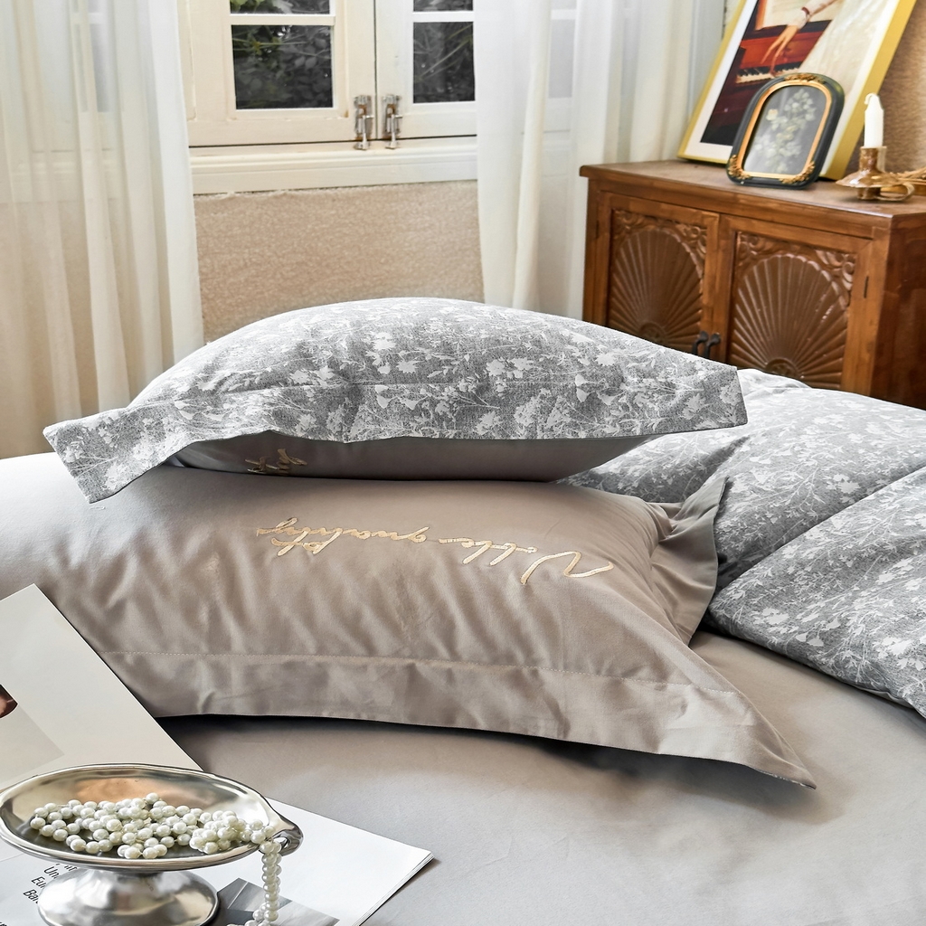 91家纺网 家纺一手货源 找家纺 由丽家纺 2025新款亲肤全棉纯棉磨毛印加绣四件套 枝韵-灰