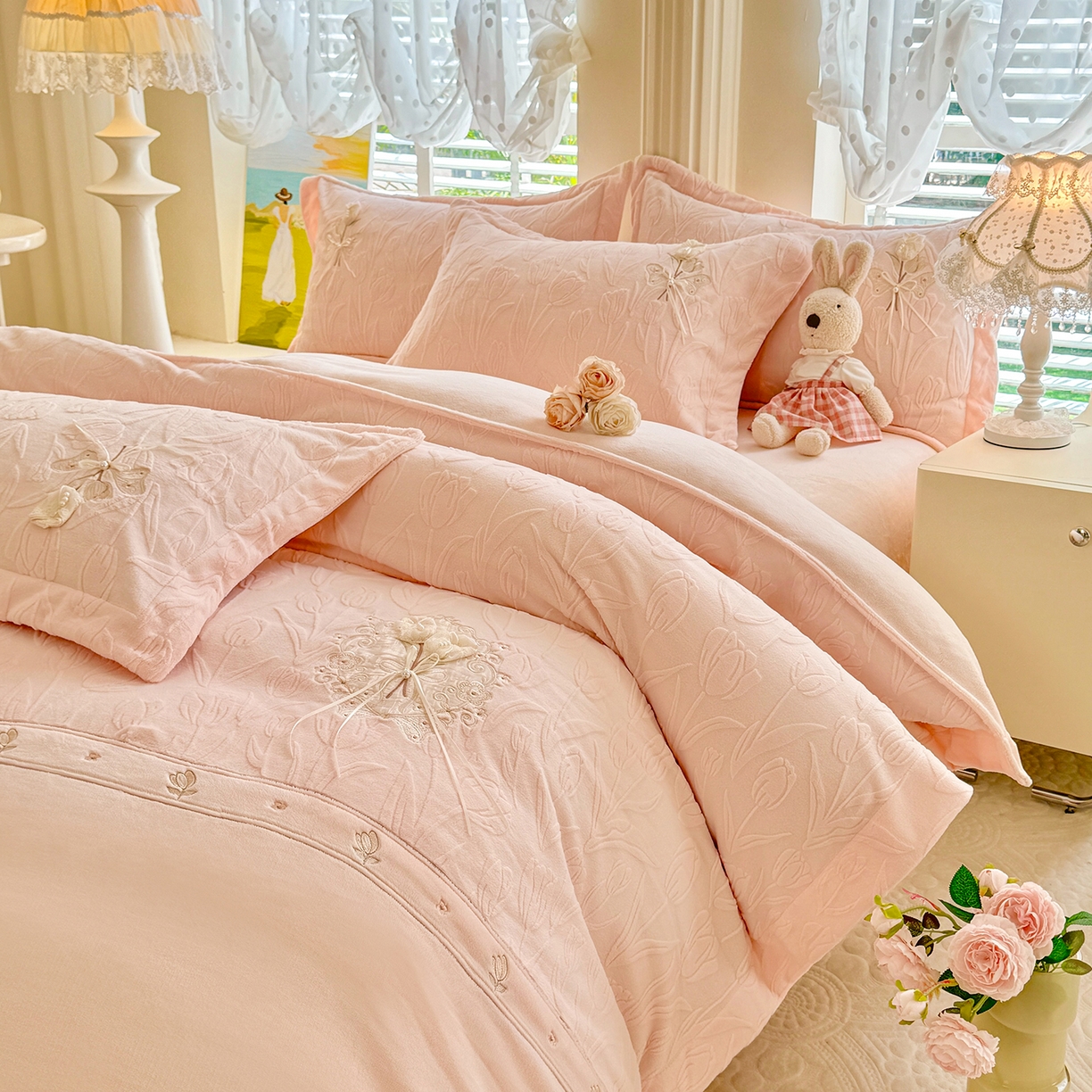 91家纺网 家纺一手货源 找家纺 艾唯希家纺 2025新款韩版全消光雕花绒工艺四件套牛奶绒-郁金之恋 郁金之恋-粉