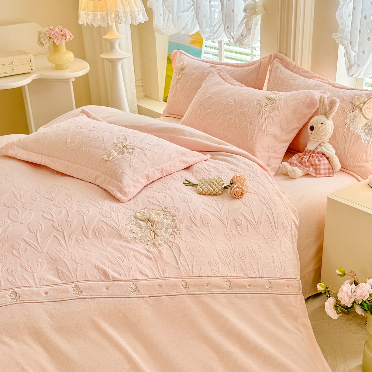 91家纺网 家纺一手货源 找家纺 艾唯希家纺 2025新款韩版全消光雕花绒工艺四件套牛奶绒-郁金之恋 郁金之恋-粉