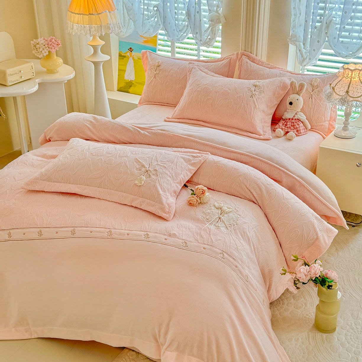 91家纺网 家纺一手货源 找家纺 艾唯希家纺 2025新款韩版全消光雕花绒工艺四件套牛奶绒-郁金之恋 郁金之恋-粉