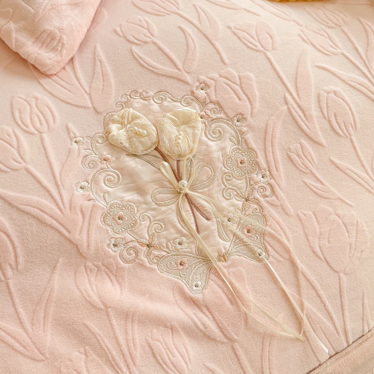 91家纺网 家纺一手货源 找家纺 艾唯希家纺 2025新款韩版全消光雕花绒工艺四件套牛奶绒-郁金之恋 郁金之恋-粉