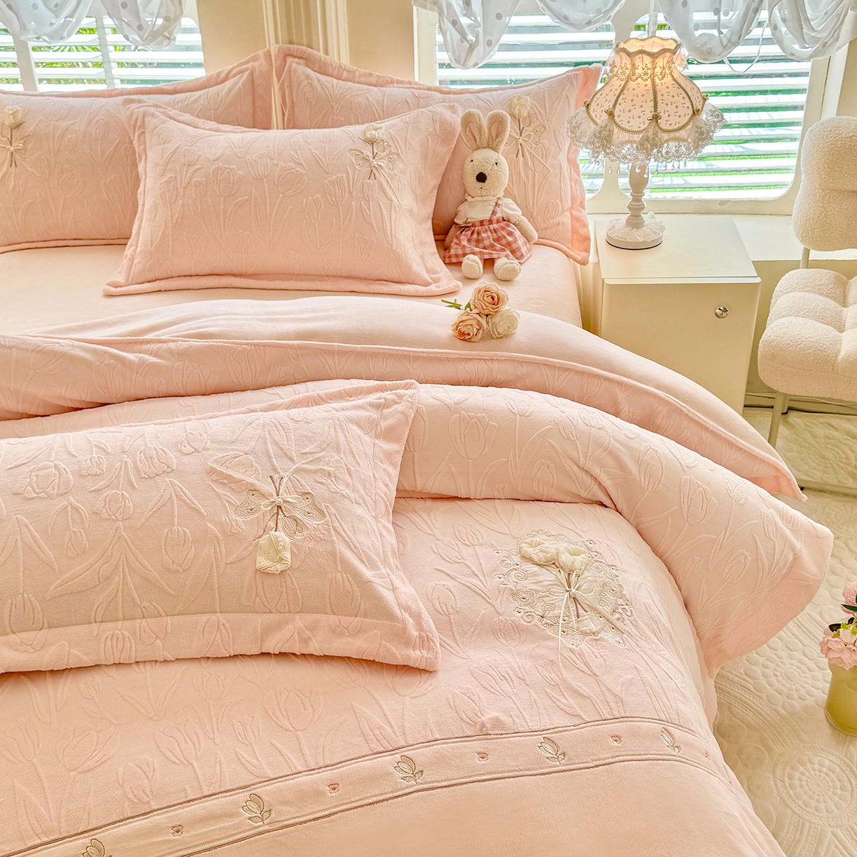 91家纺网 家纺一手货源 找家纺 艾唯希家纺 2025新款韩版全消光雕花绒工艺四件套牛奶绒-郁金之恋 郁金之恋-粉