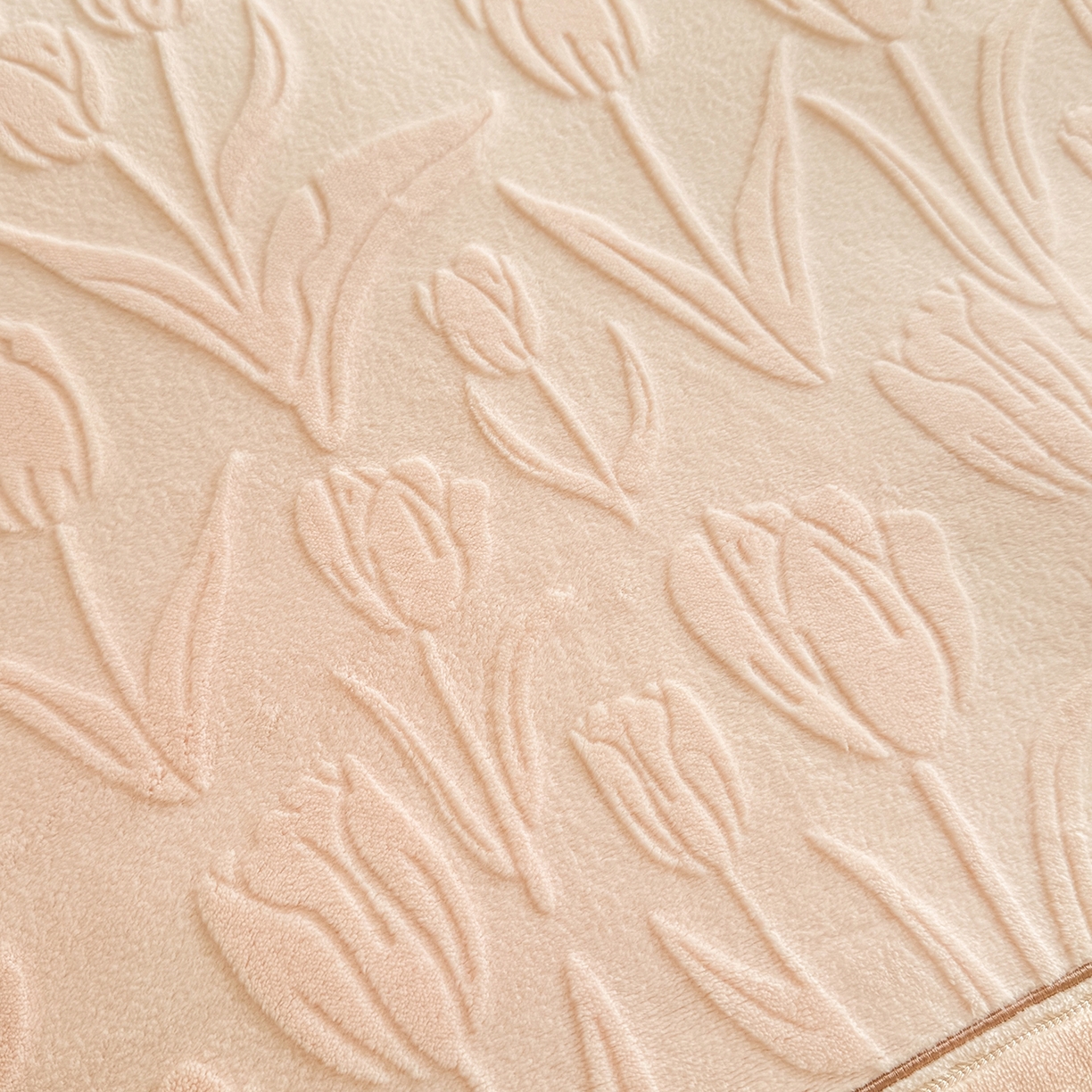 91家纺网 家纺一手货源 找家纺 艾唯希家纺 2025新款韩版全消光雕花绒工艺四件套牛奶绒-郁金之恋 郁金之恋-粉