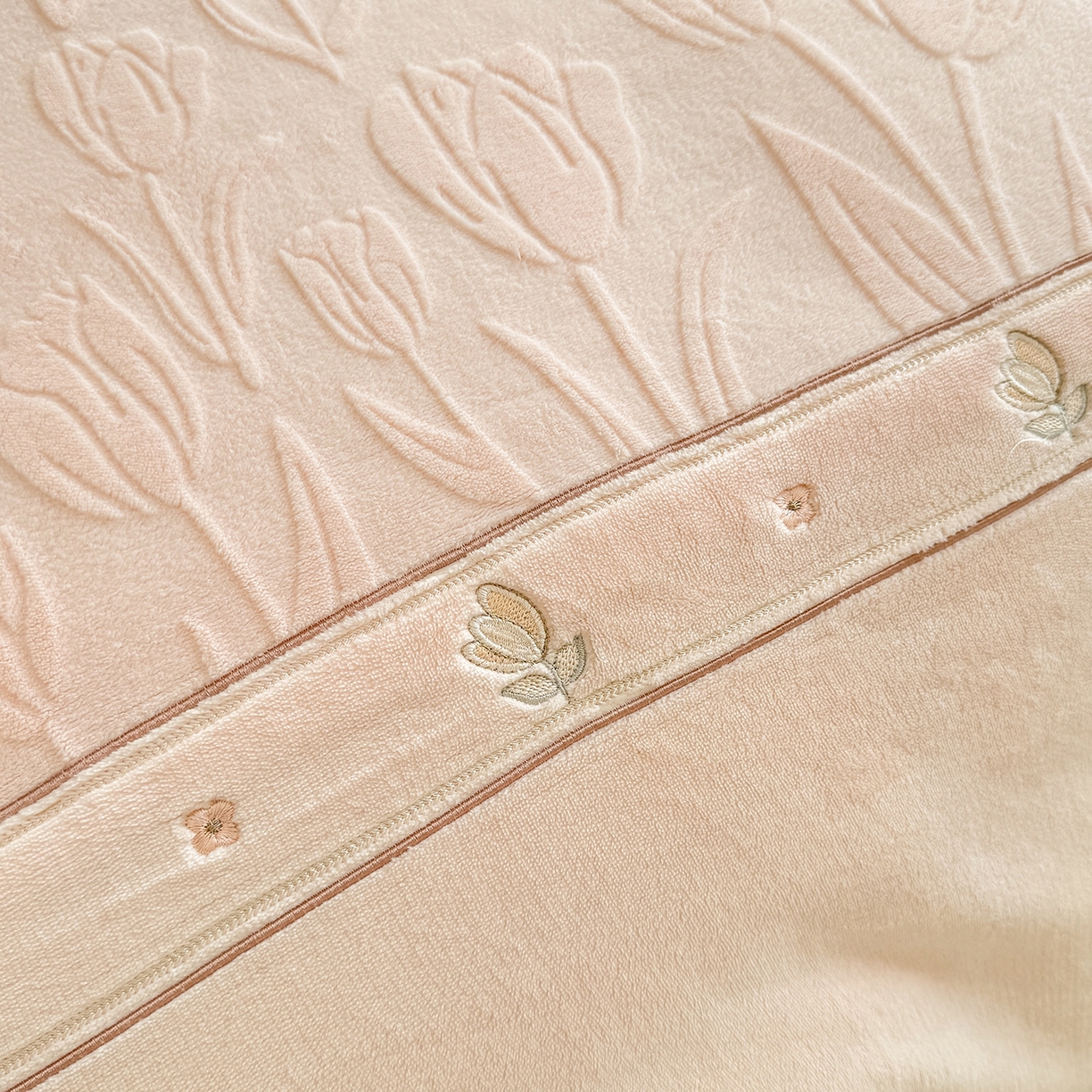 91家纺网 家纺一手货源 找家纺 艾唯希家纺 2025新款韩版全消光雕花绒工艺四件套牛奶绒-郁金之恋 郁金之恋-粉