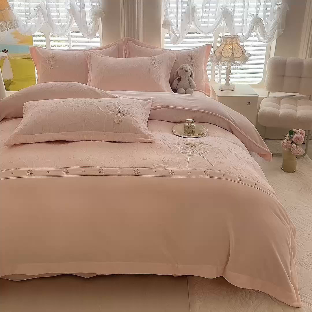 91家纺网 家纺一手货源 找家纺 艾唯希家纺 2025新款韩版全消光雕花绒工艺四件套牛奶绒-郁金之恋 郁金之恋-粉