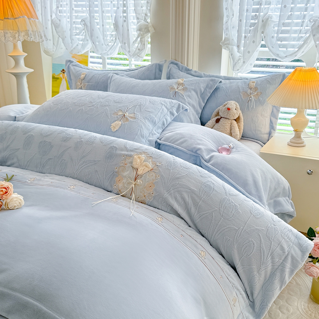 91家纺网 家纺一手货源 找家纺 艾唯希家纺 2025新款韩版全消光雕花绒工艺四件套牛奶绒-郁金之恋 郁金之恋-蓝