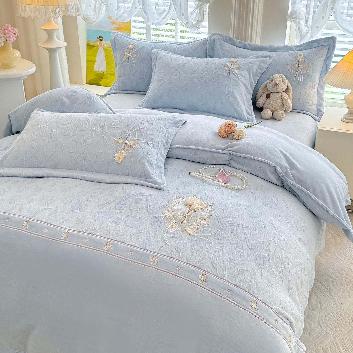 91家纺网 家纺一手货源 找家纺 艾唯希家纺 2025新款韩版全消光雕花绒工艺四件套牛奶绒-郁金之恋 郁金之恋-蓝