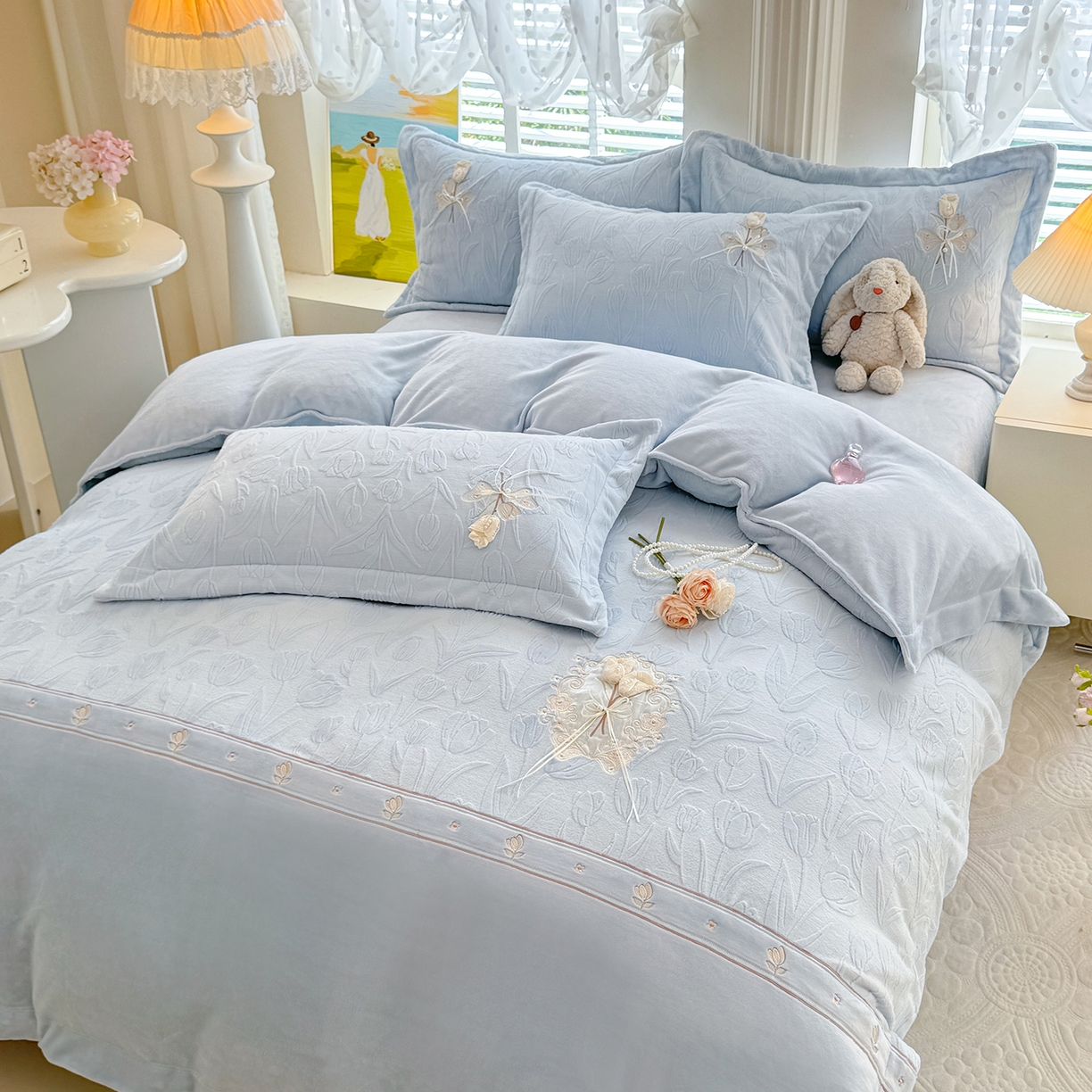 91家纺网 家纺一手货源 找家纺 艾唯希家纺 2025新款韩版全消光雕花绒工艺四件套牛奶绒-郁金之恋 郁金之恋-蓝